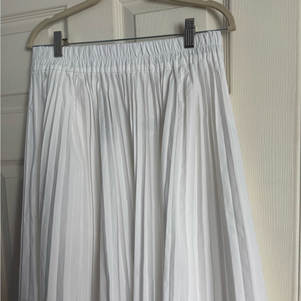 Elegant White Pleated Skirt